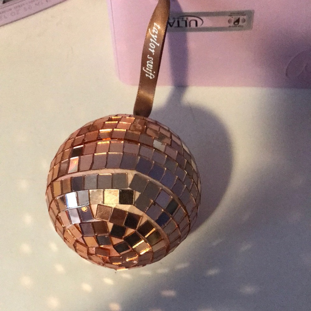 Taylor Swift mirrorball